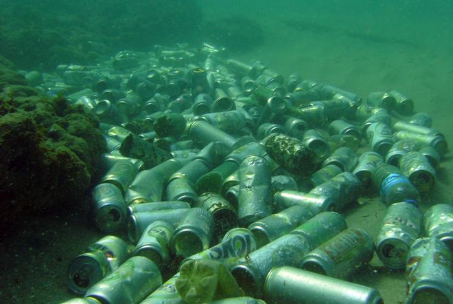 Aluminium cans litter the ocean floor © Annika Fredriksson